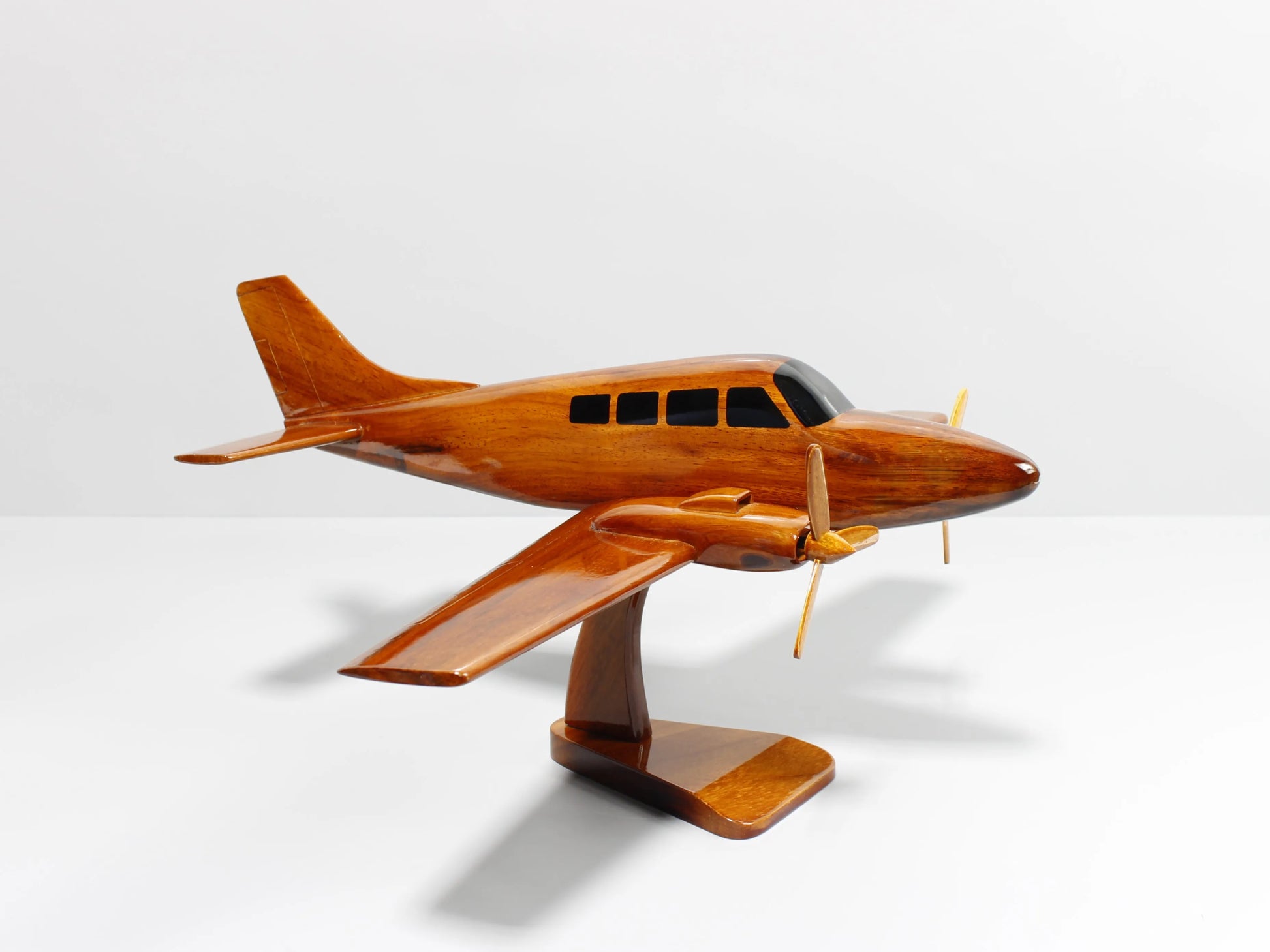 Mahogany wood G58 Baron model with detailed fuselage and cockpit – Premiumwoodart