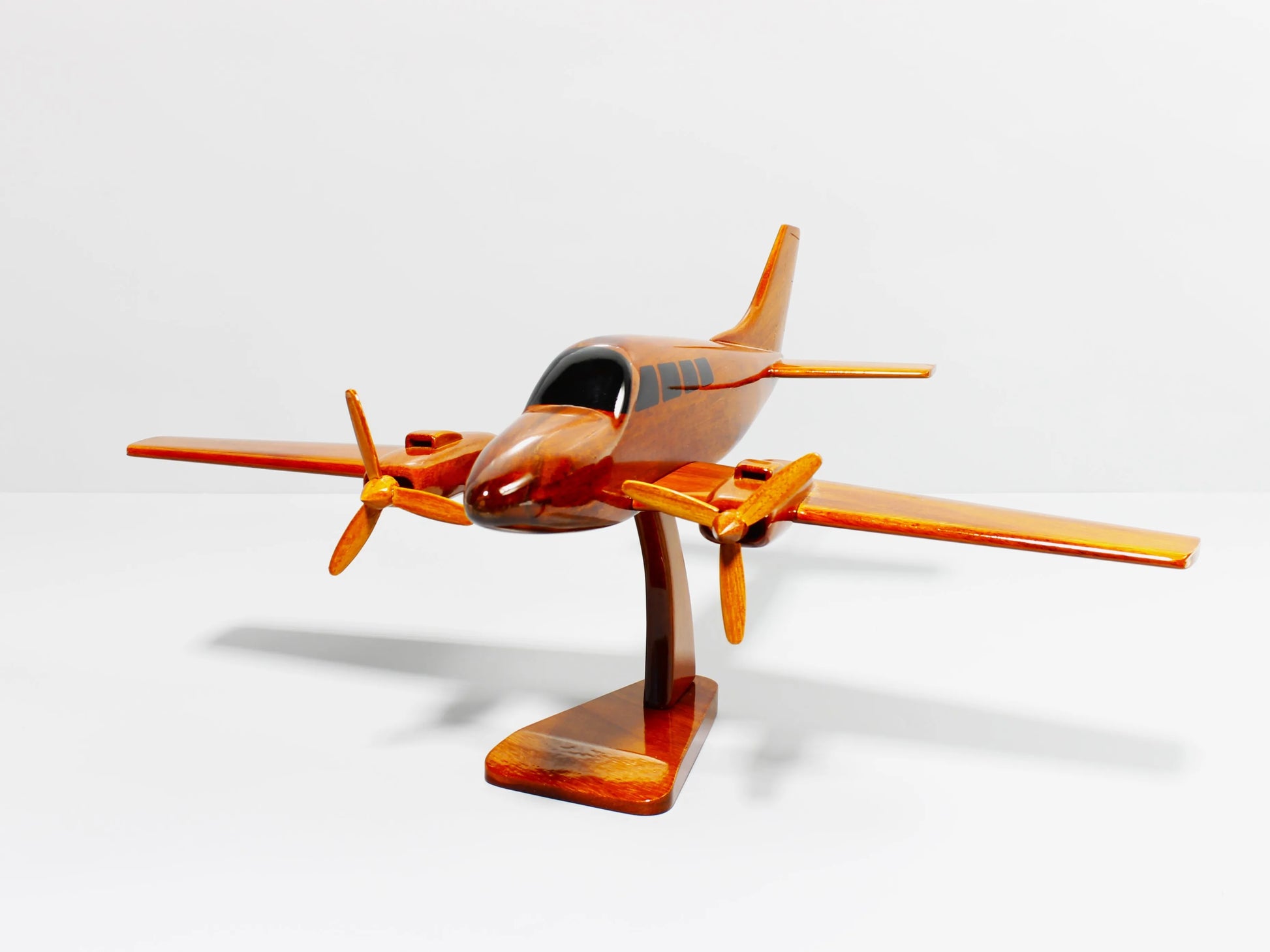 Front view of G58 Baron twin-engine wood model with propellers and stand – Premiumwoodart