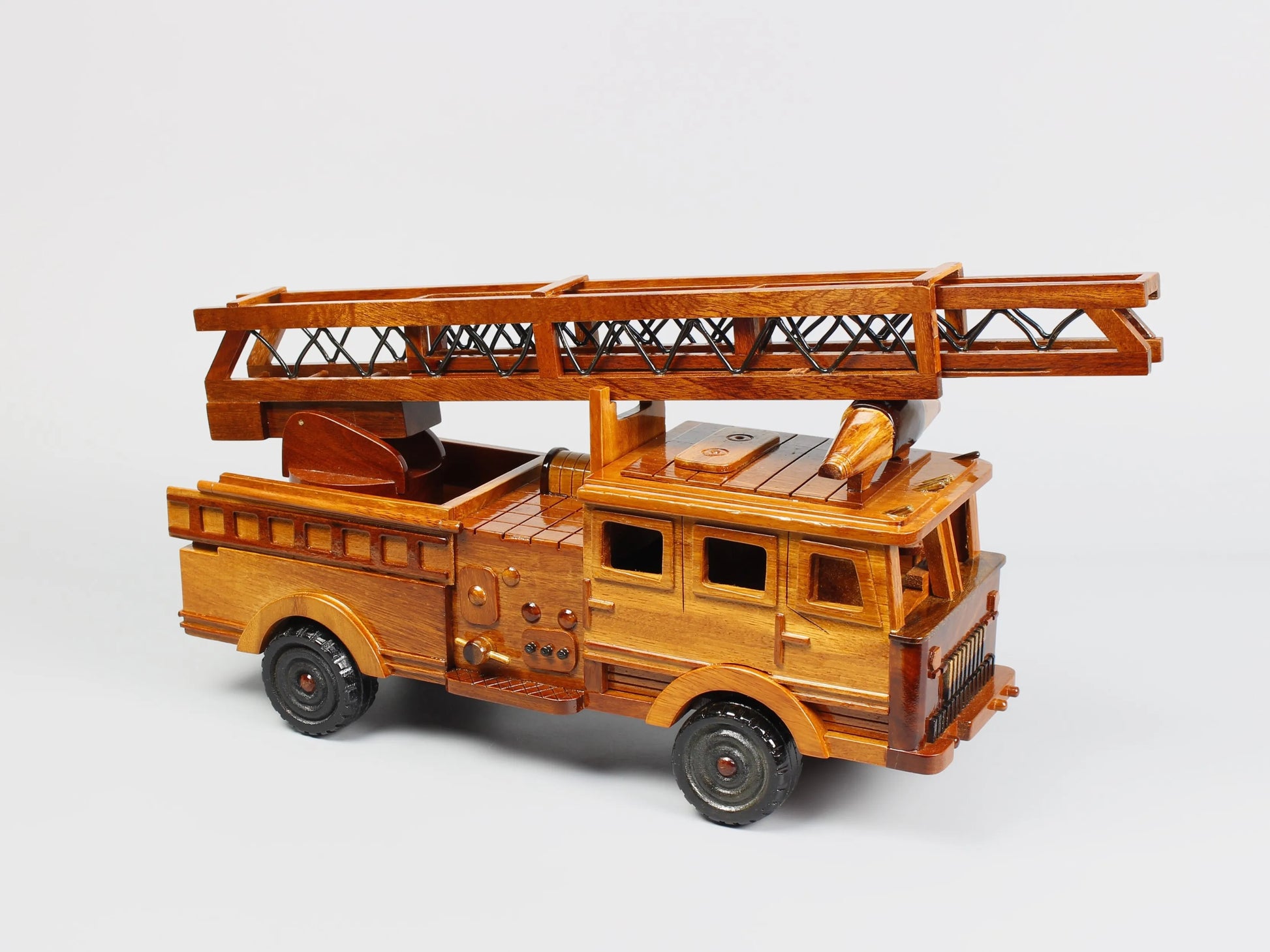 Classic ladder truck model – right profile with rotating wheels