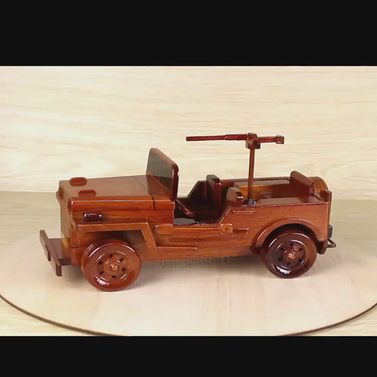Artisanal wooden replica of military Jeep Willys with gun, a tribute to United States military heritage, perfect for veterans.