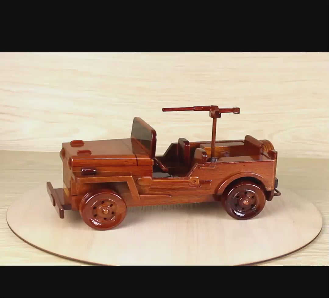 Artisanal wooden replica of military Jeep Willys with gun, a tribute to United States military heritage, perfect for veterans.